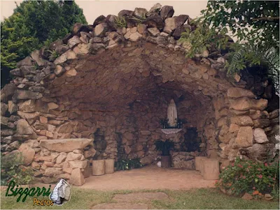 Construção de gruta de pedra, com pedra moledo. Gruta de Nossa Senhora de Fatima, na igreja de São Pedro, no bairro do Portão em Atibaia-SP.