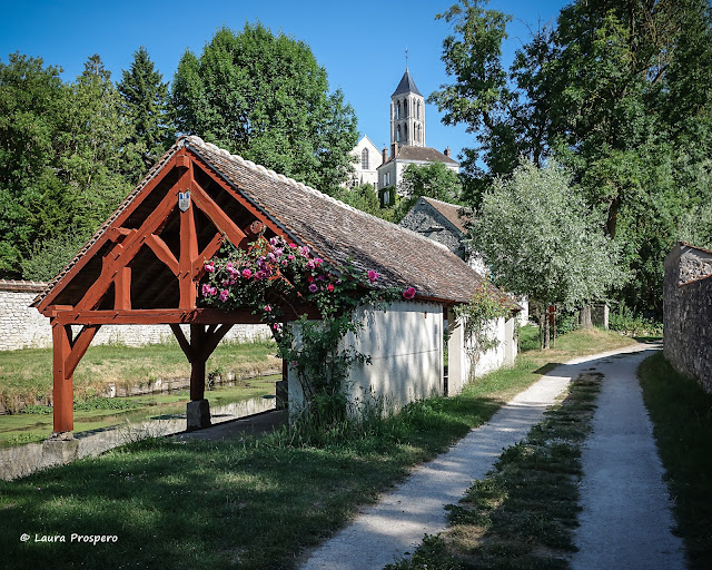 Le Grand Lavoir Communal, vue sur le clocher de l' église Notre-Dame, Château-Landon © Laura Prospero