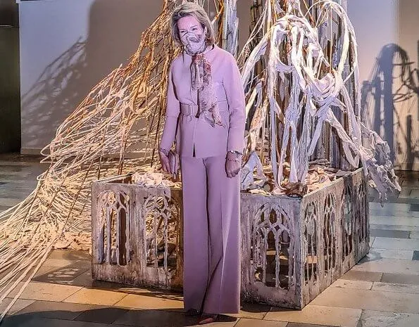 The world-renowned Ursula Shrine is one of them. Etro Anatase paisley-print pussy-bow blouse, cashmere wool pink suit, blazer and trousers