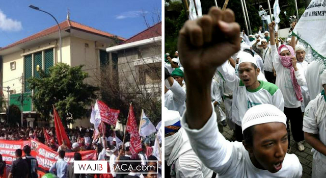 Kerumunan Massa FPI Kepung Gedung Eks PN Jakpus Kerumunan Massa FPI Kepung Gedung Eks PN Jakpus