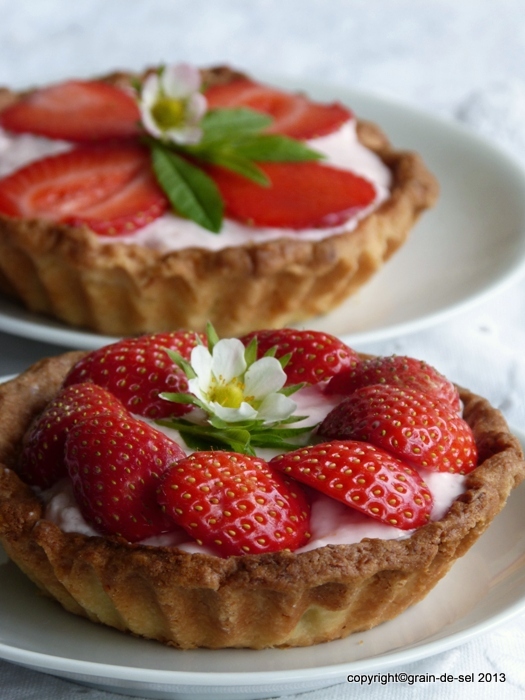 grain de sel - salzkorn: rosarote Erdbeercrème im Erdbeer-Tartelette