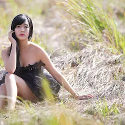 Kim Ha Yul – Black Dress Outdoor Foto 6
