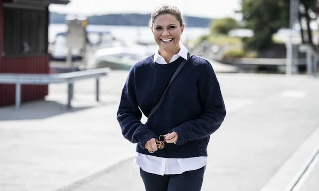 Utö initiative. Her dog Rio was with the Crown Princess during the visit. Crown Princess Victoria wore a navy sweater, jumper and pink shirt