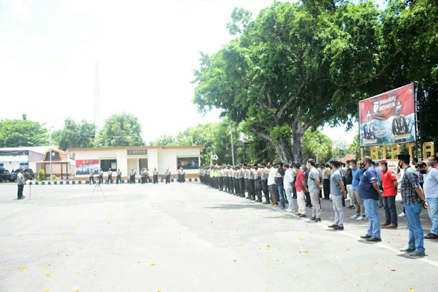 Alarem berbunyi, Anggota Polres Lotim berlari ke posisi siaga