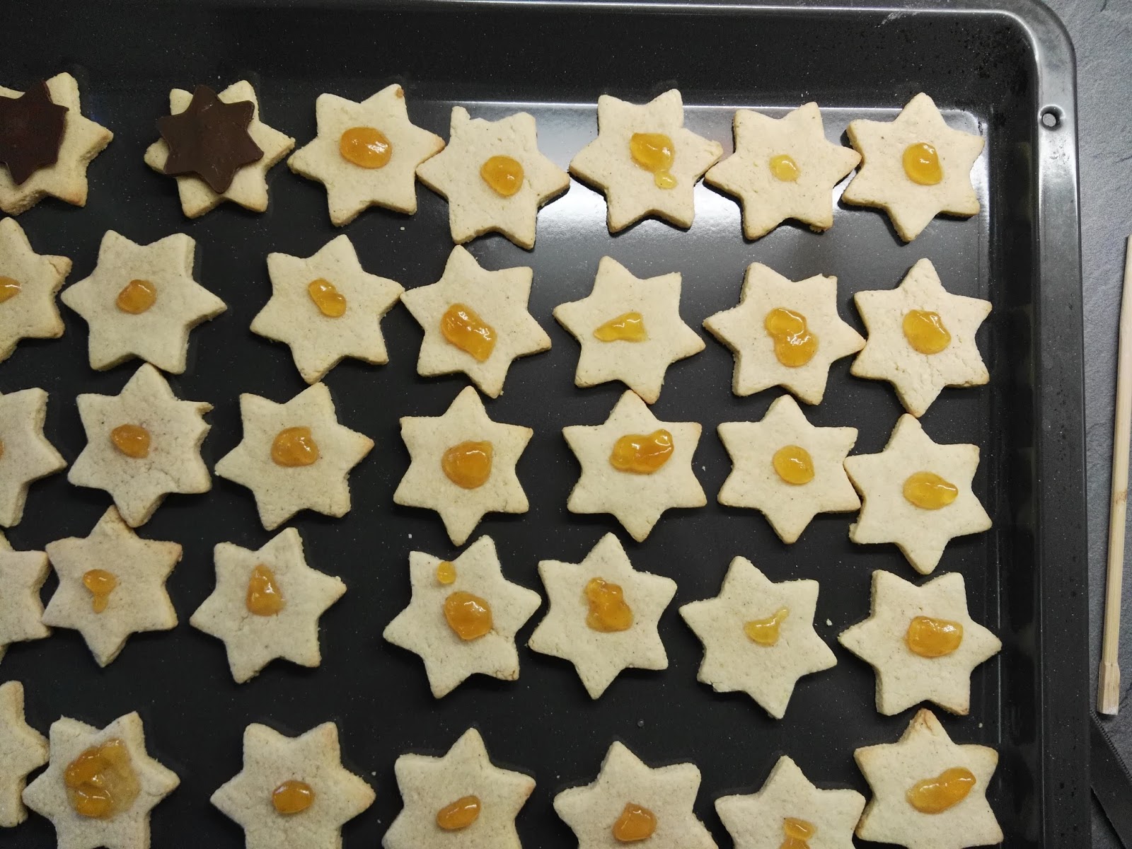 Mandelsterne belegt mit feinen Schokosternchen Mandelsterne belegt mit feinen Schokosternchen