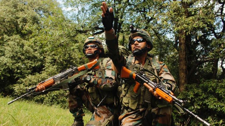 Tentara India dengan senjata INSAS yang sekilas mirip AK