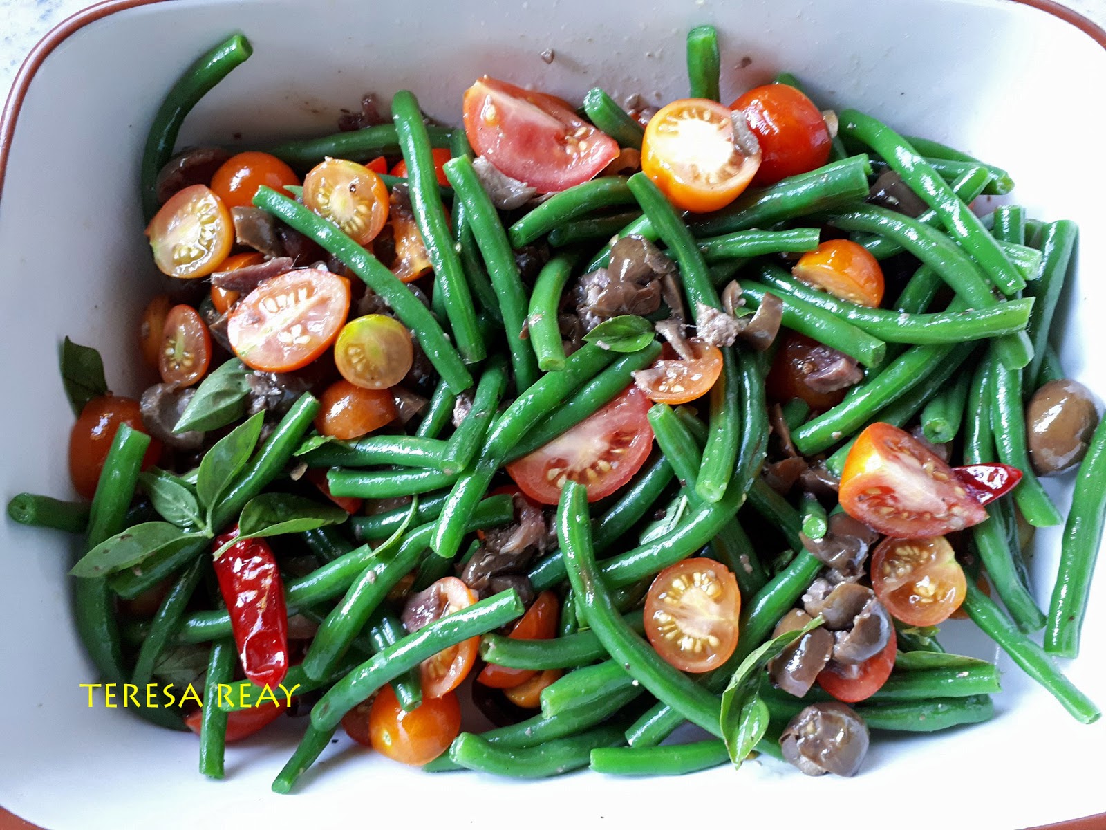 SALMON WITH GREEN BEANS, CHERRY TOMATOES, OLIVES AND ANCHOVIES