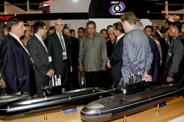 Presiden SBY melihat model Kilo Class