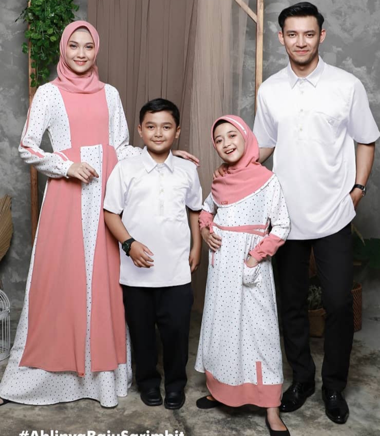 Featured image of post Baju Batik Couple Keluarga Modern 2021 Model baju keluarga muslim modern bisa anda pilih salah satu di gambar yang kami sajikan dalam artikel ini