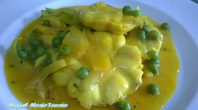 Cazón en Amarillo con Guisantes