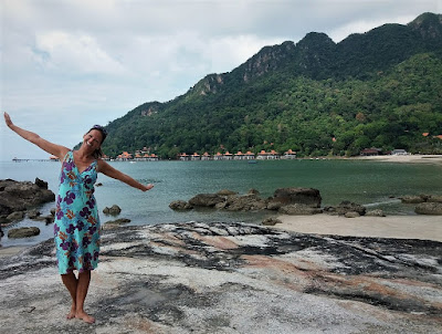 Ellis Derkx is island Hopping the Andaman Sea Op het strand van Langkawi Eiland tijdens het eilandhoppen door de Andamanse Zee