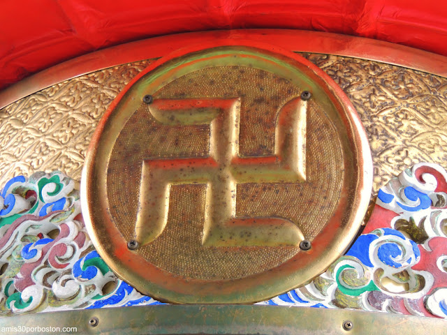 Manji en el Farol de la Puerta Kaminarimon del Templo Sensoji