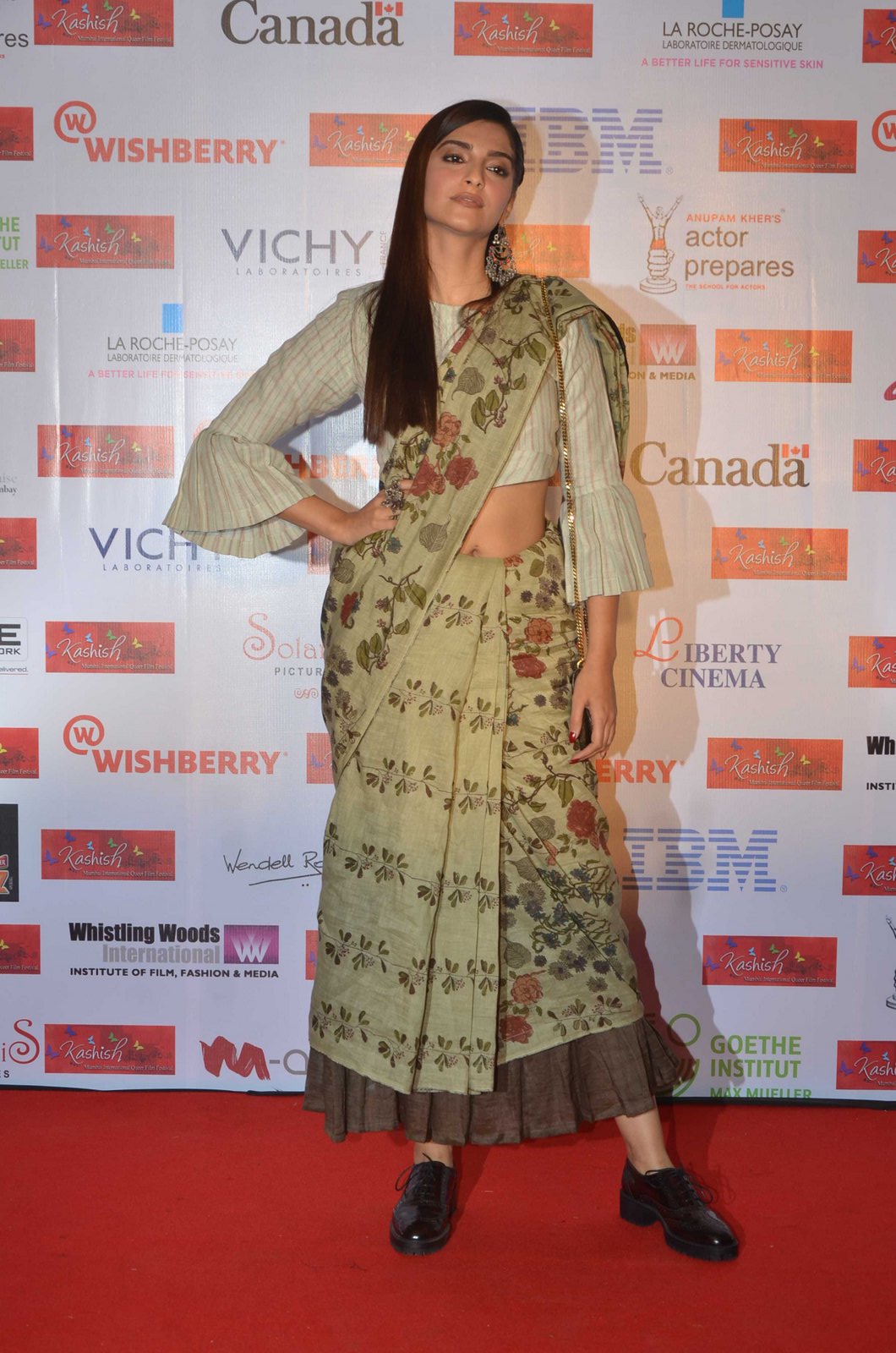 Sonam Kapoor Looked Gorgeous in Sraee At The Inauguration of 7th Kashish Mumbai International Queer Film Festival 2016