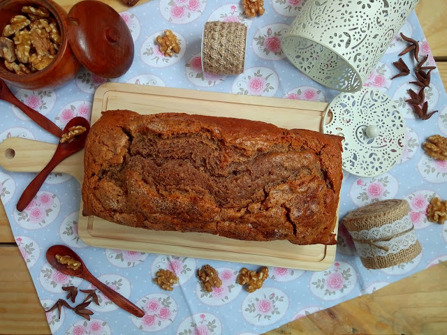 Bizcocho de nueces. Receta fácil, rápida, rica, esponjosa, tierna, desayuno, merdienda, postre. Aprovechamiento, otoño, con horno Cuca