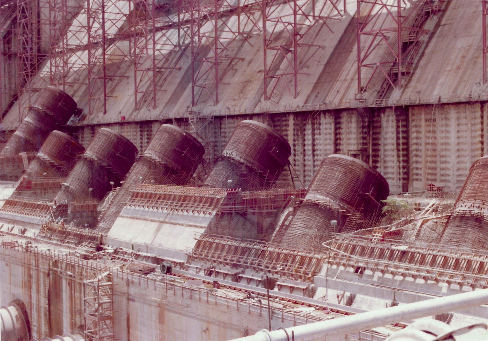 Unas fotos de la construcción de la represa de Guri