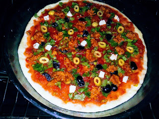 بيتزا pizza الإيطالية  بصلصة الطماطم nukhaa blog