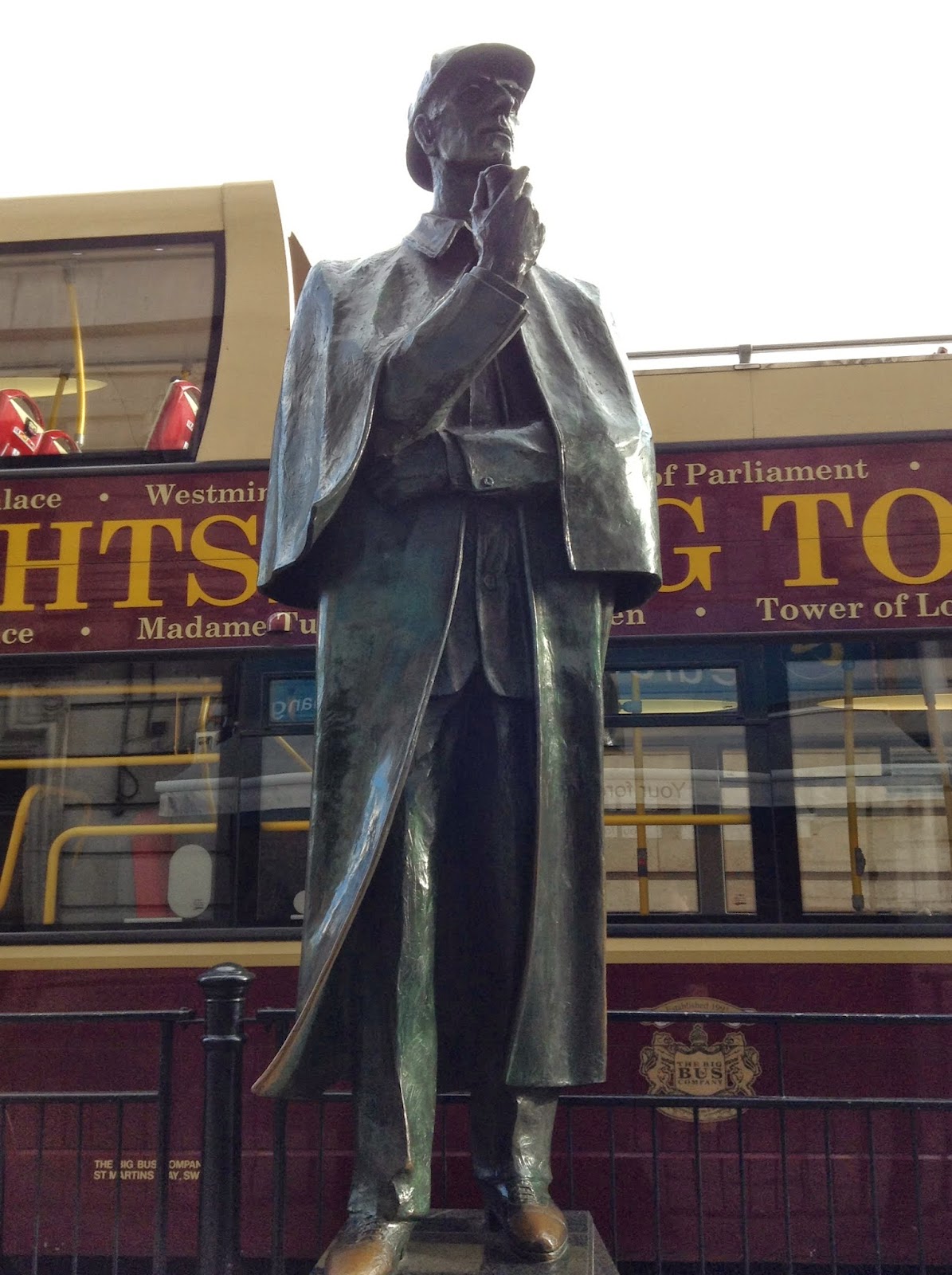 Holmes and Poirot in London: ロンドン 地下鉄ベーカーストリート駅前のシャーロック・ホームズ像