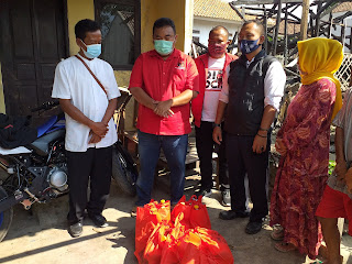 Ketua DPC.PDIP Garut Beserta Simpatisan ( DMO) Kunjungi Rumah Kebakaran Ketua DPC.PDIP Garut Beserta Simpatisan ( DMO) Kunjungi Rumah Kebakaran
