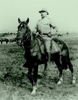 Theodor Roosevelt cabalgando en su rancho de Dakota del Norte. Theodor Roosevelt cabalgando en su rancho de Dakota del Norte.