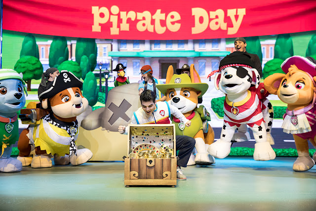 paw patrol live pups with treasure chest 
