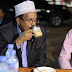 Somali President drops by a local cafeteria to engage with the public