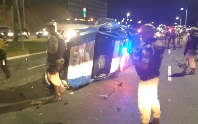 Um morre e sete ficam feridos após acidente entre carro e viatura da PM