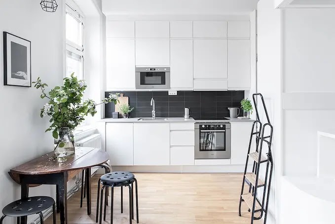 Cocina pequeña con armarios de suelo a techo