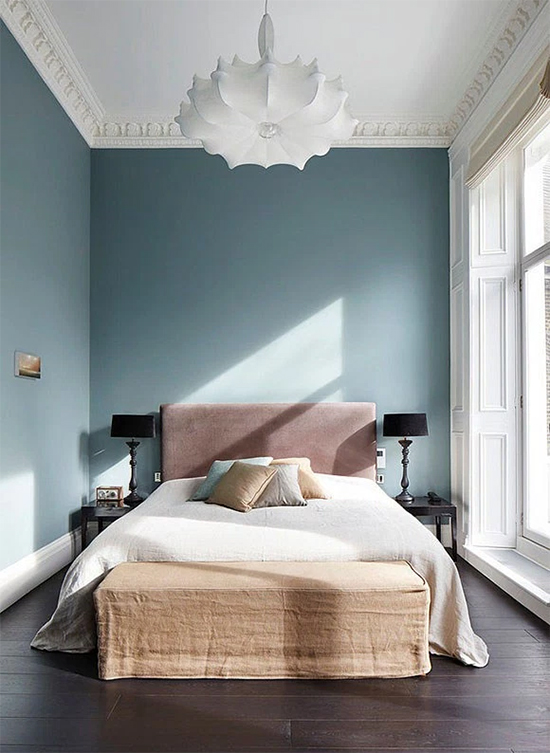 parede azul, quarto de casal, bedroom, azul serenidade, serenity, decoração, decor, 
