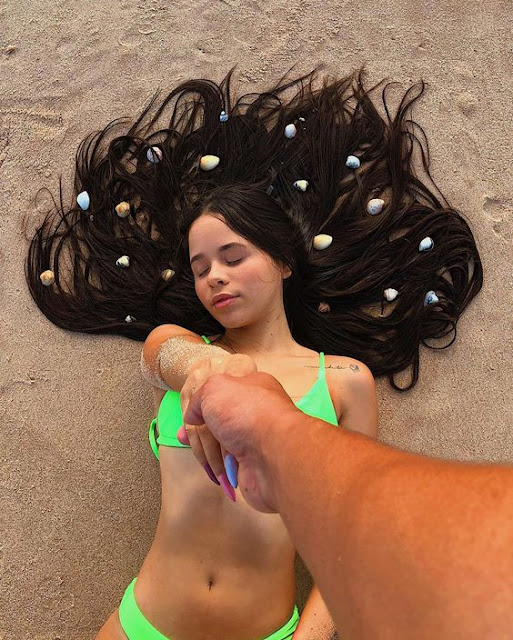 Fotos criativas de casal lua de mel praia