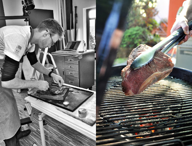 Manuel Weyer, Koch, Grill-Experte und Food-Stylist, grillt ein Porterhouse Steak