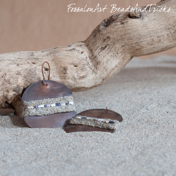 FossalonArt e Beads and Tricks: orecchini in rame, corda, sabbia e frammenti di conchiglie