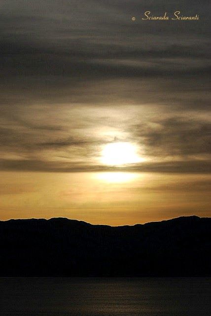 Tramonto dietro le montagne che si affacciano sul mare