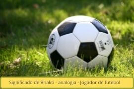 Imagem de tamanho médio, contendo uma fotografia de um gramado ao fundo, presença de uma bola de futebol, esta imagem ilustra uma analogia sendo feita a respeito do significado da palavra Bhakti