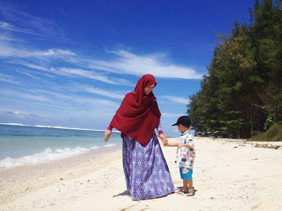 ibu dan anak bermain di pantai laguna kaur bengkulu