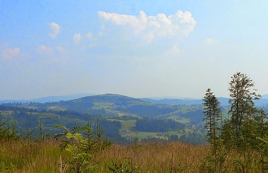 Ochodzita (895 m n.p.m.) i Koniaków z czerwonego szlaku na grzbiecie Karolówki.