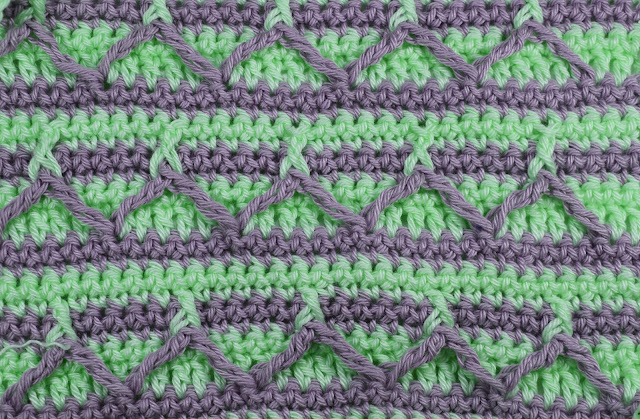 5 - Crochet Imagen Puntada en relieve combinada en dos colores Majovel Crochet facil sencillo bareta paso a paso DIY puntada punto