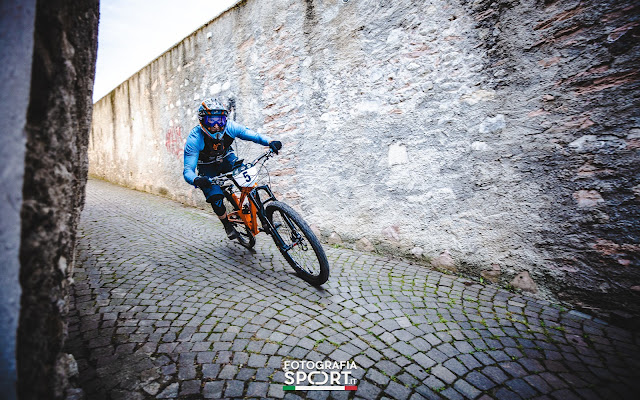 Pavé pace Ben Moore urban downhill race