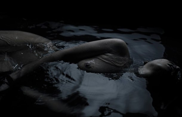 Tomohide Ikeya fotografia sensual sub-aquática sombria