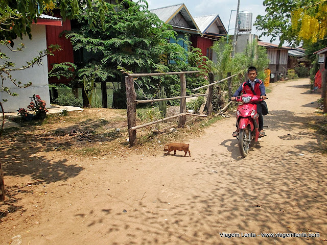 Adolescentes voltando da única escola da ilha pela "avenida" principal de Don Det