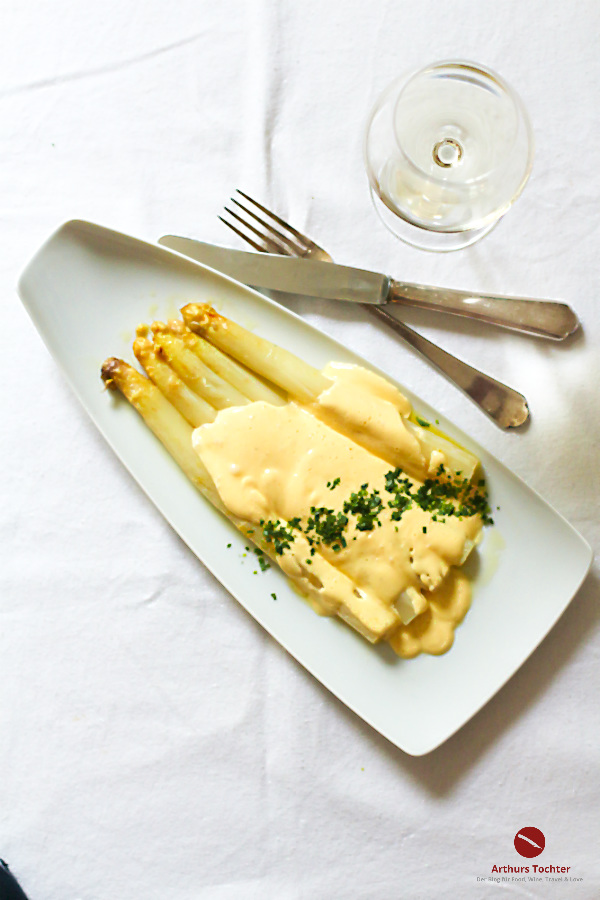 Die 7 besten Spargelrezepte aller Zeiten! So kochst Du ganz einfach selbst weißen Spargel, der alle begeistert, auch zu Ostern! #spargel #weißer #ostern #kochen #dämpfen #braten #rezepte #weinempfehlung #passend #weiß #saison #anbau #folie #bio #backofen #schinken #hollandaise #quiche #vegetarisch #vegan #nudeln #pasta #kochen #salat #grillen #auflauf #sauce #eier #erdbeeren #zubereiten #tipps 