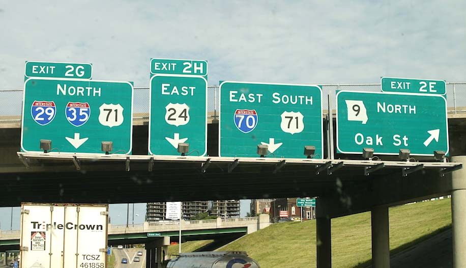 Second exiting. Дорожные знаки США. Американские дорожные таблички. Дорожные знаки указатели. Указатели в Америке.