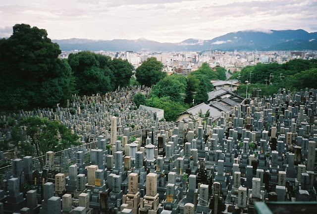 Кладбище в Киото. Хоронить уже практически негде