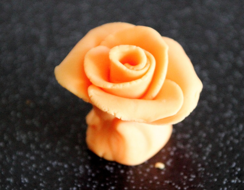 Easy Fondant Roses for Mothering Sunday Cakes