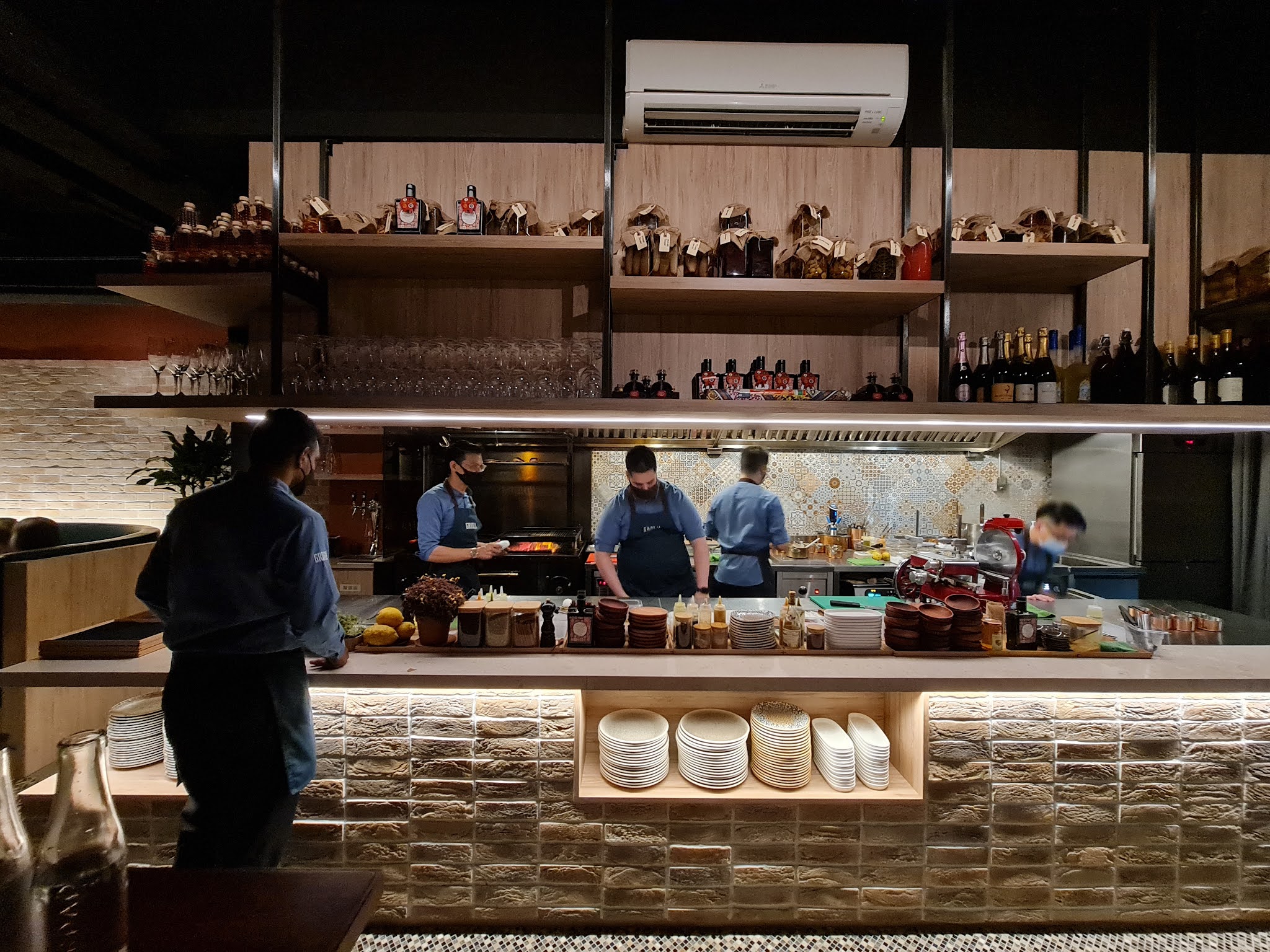 MightyFoodie Griglia Open Fire Italian Kitchen Meat, Fish and Seafood Cooked with Cast Iron