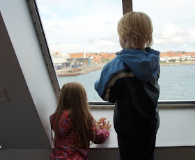 Bornholm mit Kindern im Herbst. Teil 1: 10 Tipps für die Überfahrt mit der Fähre von Sassnitz nach Rønne. Die Einfahrt in den Hafen von Rönne ist für die ganze Familie ein tolles Erlebnis.