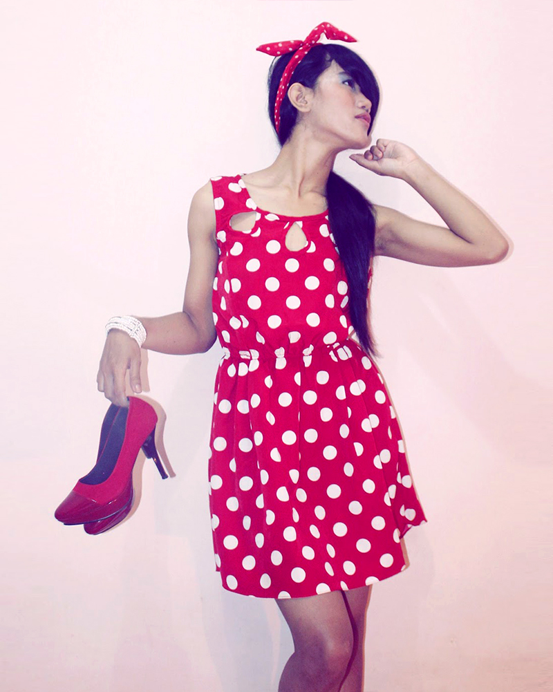cewek manis pamer gaun merah cantik dan manis polkadot di dalam kamar merah dan manis imut