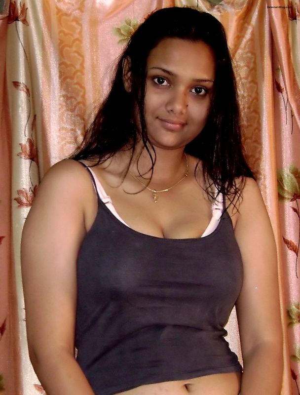 Busty Desi Babe Posing In Bra Showing Awesome Cleavage