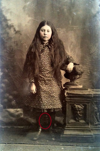 Fotografía Post mortem de una niña en el siglo XIX.  https://vintagenewsdaily.com/57-amazing-portrait-photos-of-teenage-girls-from-the-victorian-era/