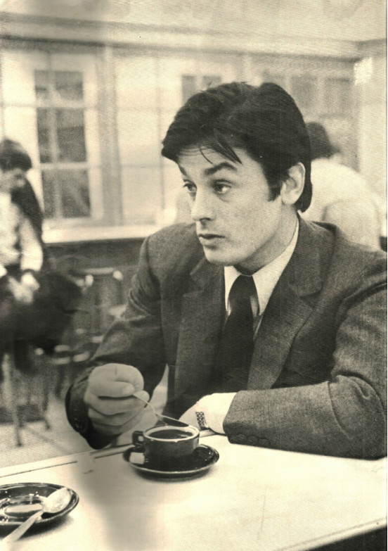 Resultado de imagen para alain delon tomando cafe