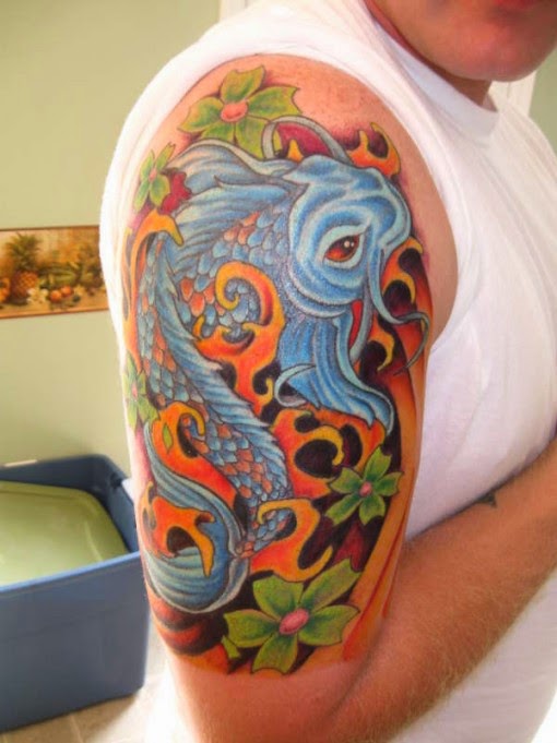 Tatuaje pez koi celeste en el brazo